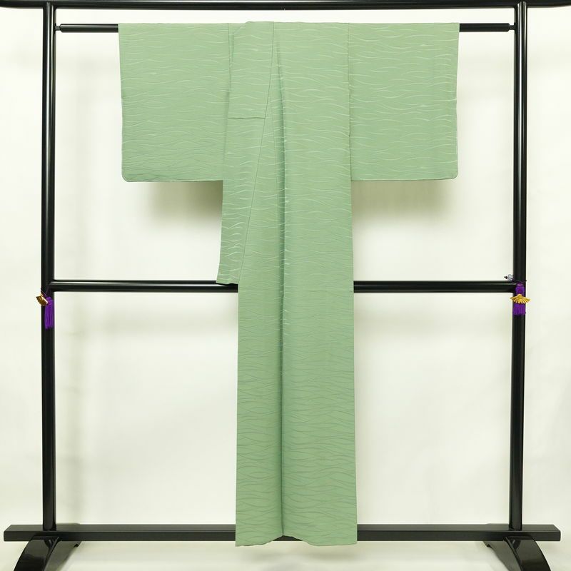 色無地 一つ紋付き 正絹 木の葉・植物柄 袷仕立て 身丈153cm 裄丈64.5cm 一部しつけ糸付き 着物 緑・うぐいす色_画像2