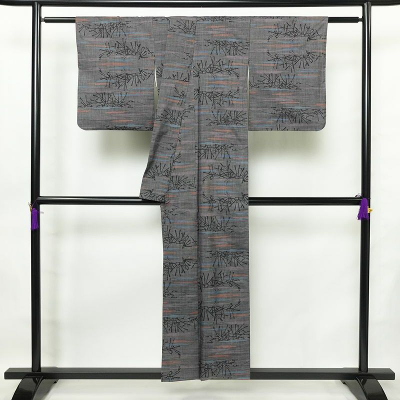 紬 正絹 木の葉・植物柄 袷仕立て 身丈152cm 裄丈63.5cm 着物 グレー_画像2