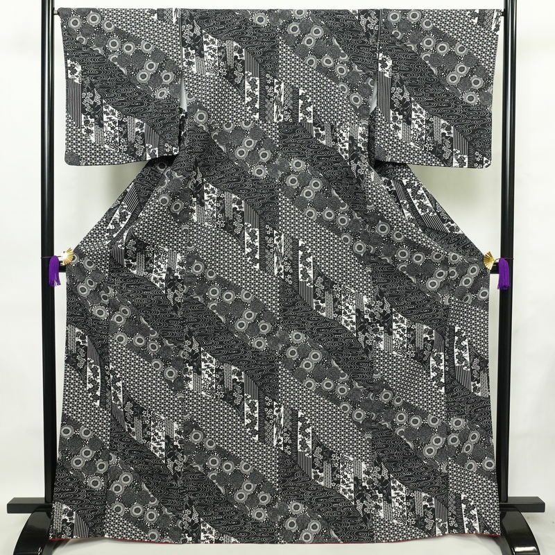 小紋 縮緬 総柄 ポリエステル 古典柄 袷仕立て 身丈167.5cm 裄丈67cm 着物 黒_画像1