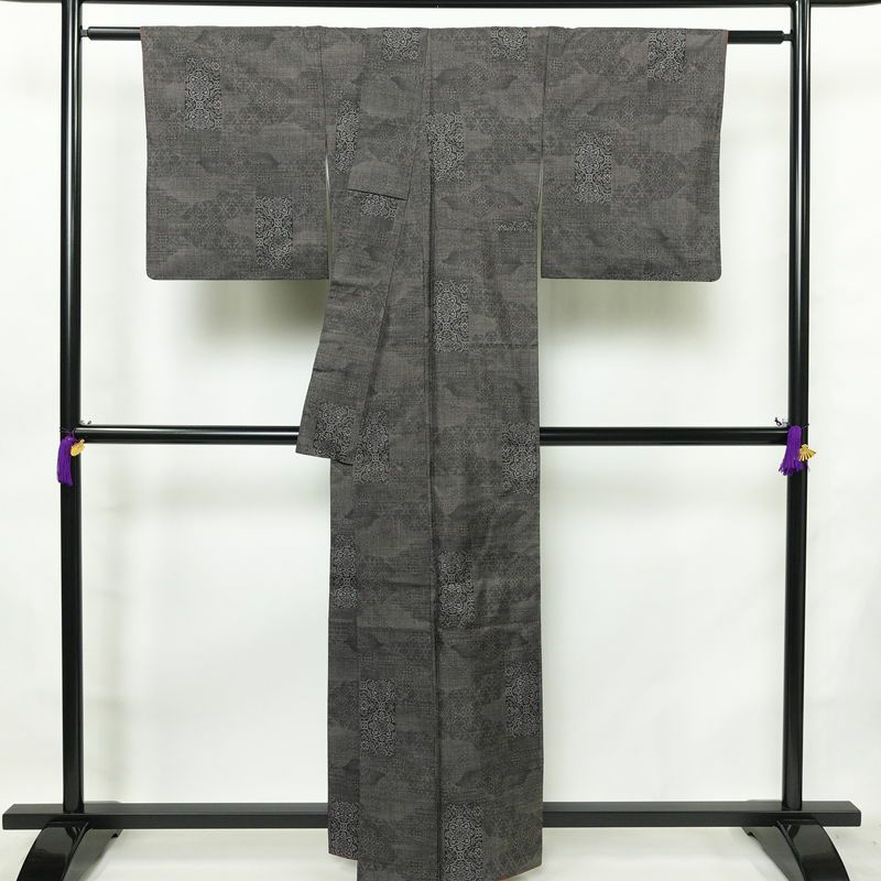 大島紬 正絹 幾何学柄・抽象柄 袷仕立て 身丈158.5cm 裄丈66.5cm 着物 グレー_画像2