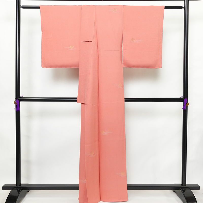 小紋 良品 一つ紋付き 付下小紋 五三の桐 桐 正絹 家紋柄 袷仕立て 身丈162cm 裄丈67cm 一部しつけ糸付き 金糸 着物 ピンク_画像2