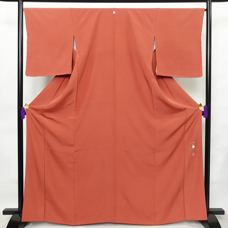 色無地 良品 落款入り 縮緬 一つ紋付き 正絹 無地 袷仕立て 身丈166cm 裄丈67.5cm 一部しつけ糸付き ピンク_画像1