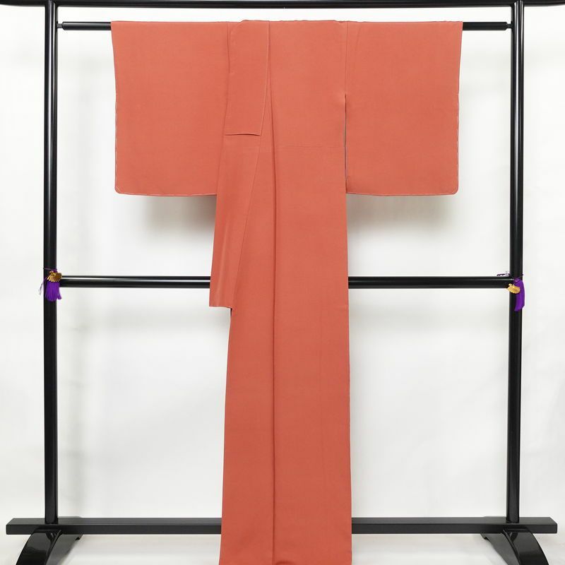 色無地 良品 落款入り 縮緬 一つ紋付き 正絹 無地 袷仕立て 身丈166cm 裄丈67.5cm 一部しつけ糸付き ピンク_画像2