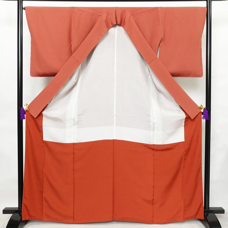 色無地 良品 落款入り 縮緬 一つ紋付き 正絹 無地 袷仕立て 身丈166cm 裄丈67.5cm 一部しつけ糸付き ピンク_画像3