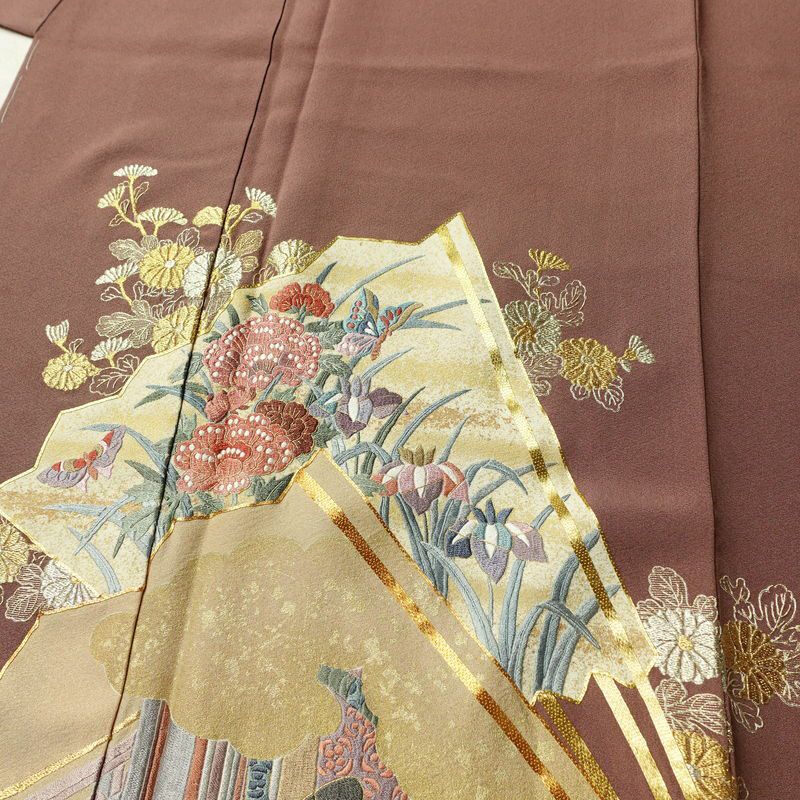 色留袖 美品 金駒刺繍 一つ紋付き 正絹 人物・動物柄 袷仕立て 身丈158cm 裄丈65cm 箔 刺繍 一部しつけ糸付き 金糸 フォーマル 扇子 着物 茶_画像5
