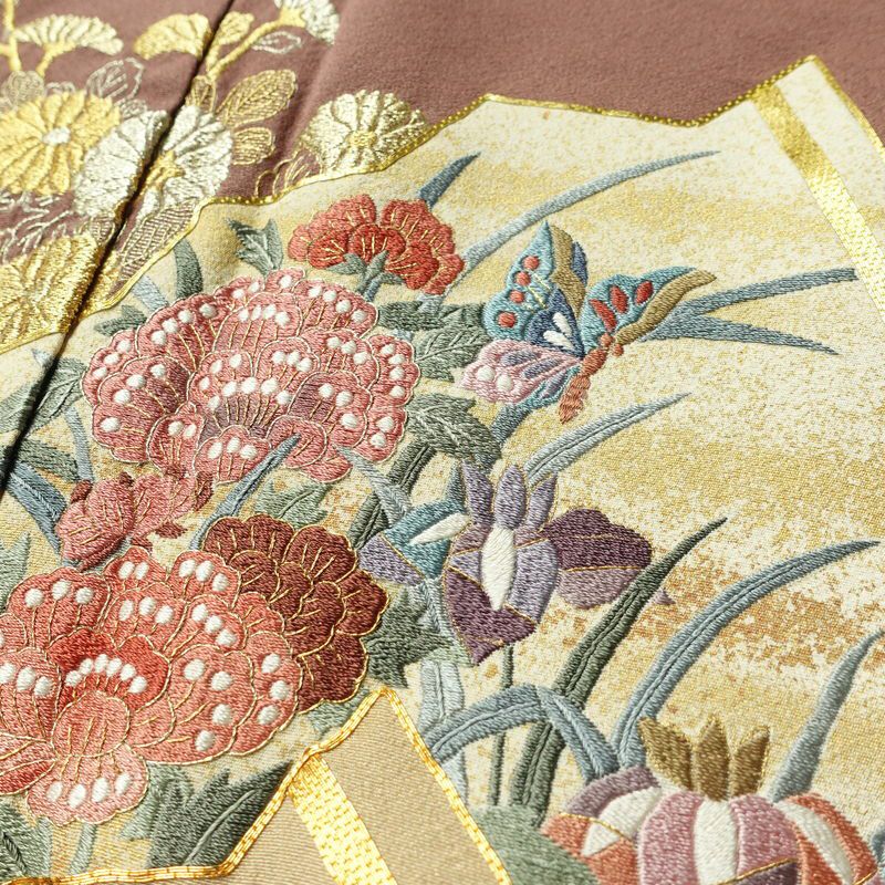 色留袖 美品 金駒刺繍 一つ紋付き 正絹 人物・動物柄 袷仕立て 身丈158cm 裄丈65cm 箔 刺繍 一部しつけ糸付き 金糸 フォーマル 扇子 着物 茶_画像8
