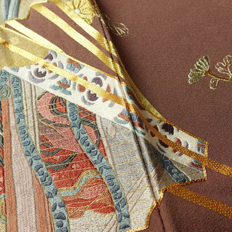 色留袖 美品 金駒刺繍 一つ紋付き 正絹 人物・動物柄 袷仕立て 身丈158cm 裄丈65cm 箔 刺繍 一部しつけ糸付き 金糸 フォーマル 扇子 着物 茶_画像10