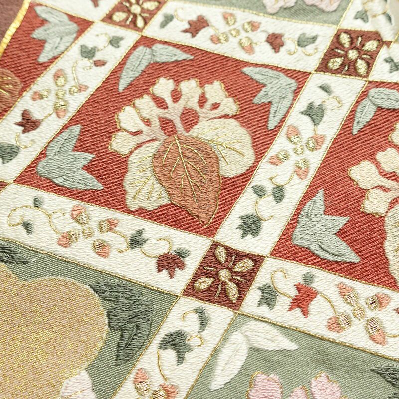 色留袖 美品 金駒刺繍 一つ紋付き 正絹 人物・動物柄 袷仕立て 身丈158cm 裄丈65cm 箔 刺繍 一部しつけ糸付き 金糸 フォーマル 扇子 着物 茶_画像12