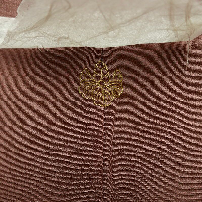 色留袖 美品 金駒刺繍 一つ紋付き 正絹 人物・動物柄 袷仕立て 身丈158cm 裄丈65cm 箔 刺繍 一部しつけ糸付き 金糸 フォーマル 扇子 着物 茶_画像13