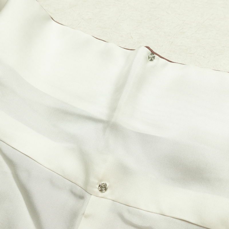 色留袖 美品 金駒刺繍 一つ紋付き 正絹 人物・動物柄 袷仕立て 身丈158cm 裄丈65cm 箔 刺繍 一部しつけ糸付き 金糸 フォーマル 扇子 着物 茶_画像19