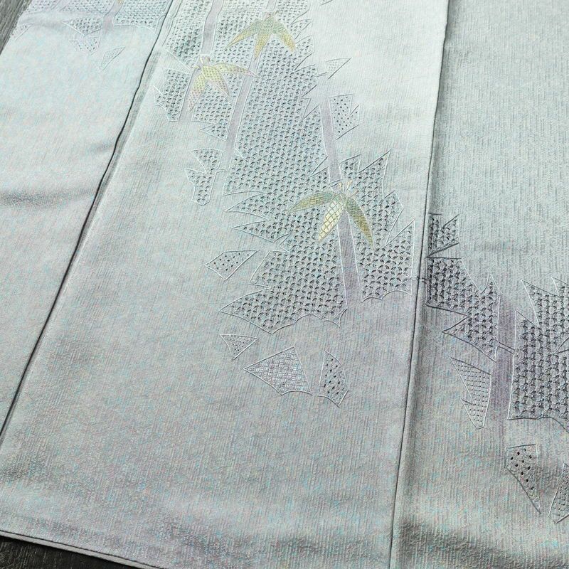 付け下げ 美品 スワトウ刺繍 正絹 木の葉・植物柄 袷仕立て 身丈159cm 裄丈65.5cm 刺繍 一部しつけ糸付き フォーマル 着物 青・紺_画像4