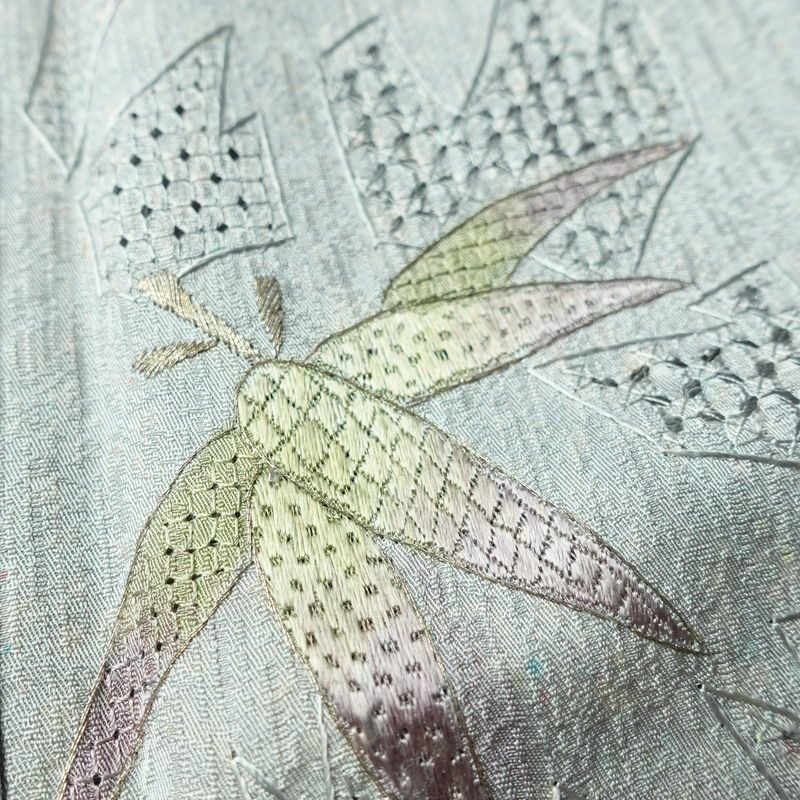 付け下げ 美品 スワトウ刺繍 正絹 木の葉・植物柄 袷仕立て 身丈159cm 裄丈65.5cm 刺繍 一部しつけ糸付き フォーマル 着物 青・紺_画像7