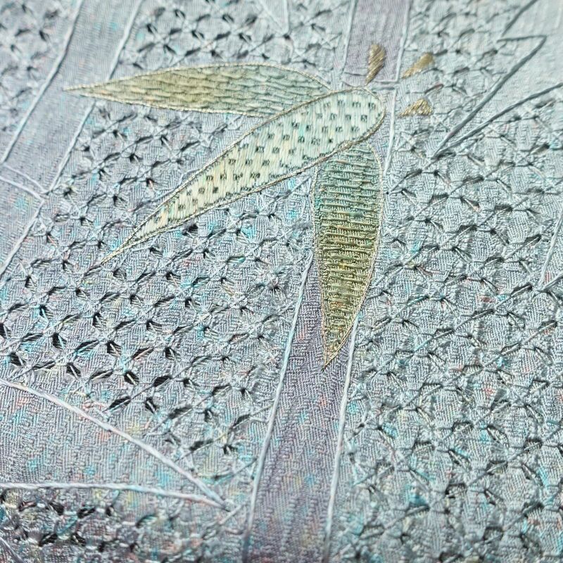 付け下げ 美品 スワトウ刺繍 正絹 木の葉・植物柄 袷仕立て 身丈159cm 裄丈65.5cm 刺繍 一部しつけ糸付き フォーマル 着物 青・紺_画像8