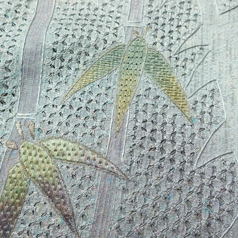 付け下げ 美品 スワトウ刺繍 正絹 木の葉・植物柄 袷仕立て 身丈159cm 裄丈65.5cm 刺繍 一部しつけ糸付き フォーマル 着物 青・紺_画像9
