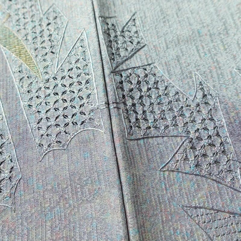付け下げ 美品 スワトウ刺繍 正絹 木の葉・植物柄 袷仕立て 身丈159cm 裄丈65.5cm 刺繍 一部しつけ糸付き フォーマル 着物 青・紺_画像10
