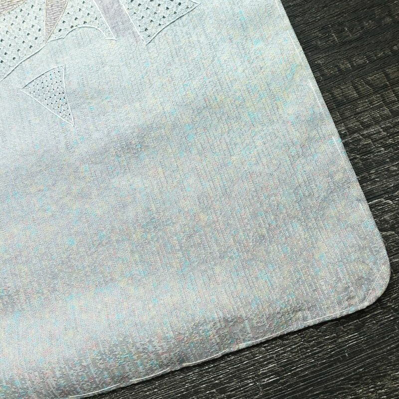 付け下げ 美品 スワトウ刺繍 正絹 木の葉・植物柄 袷仕立て 身丈159cm 裄丈65.5cm 刺繍 一部しつけ糸付き フォーマル 着物 青・紺_画像15