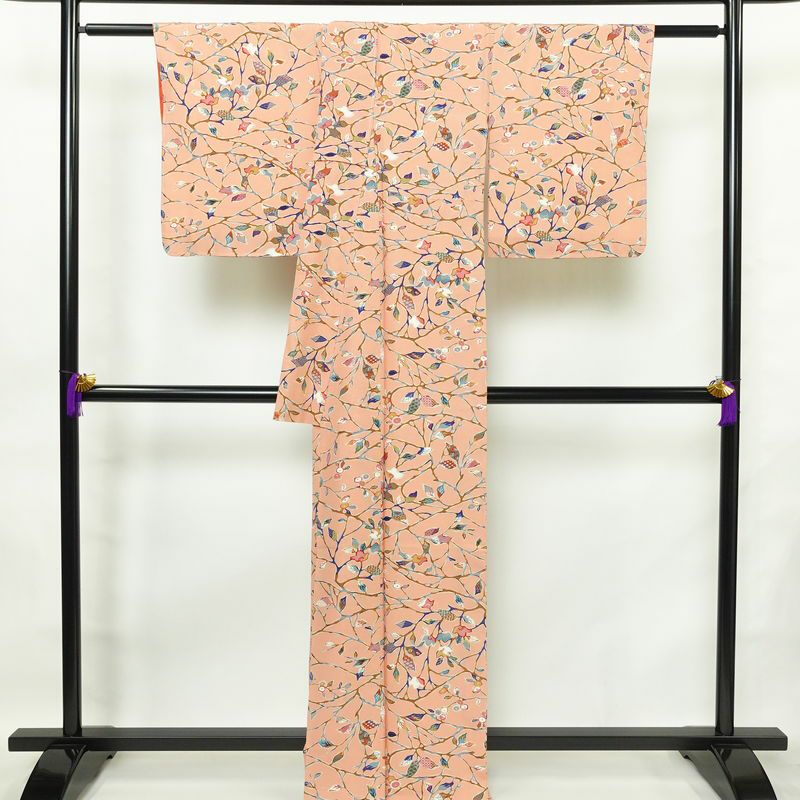 小紋 美品 しつけ糸付き 縮緬 総柄 正絹 木の葉・植物柄 袷仕立て 身丈163.5cm 裄丈67.5cm 着物 ピンク_画像2
