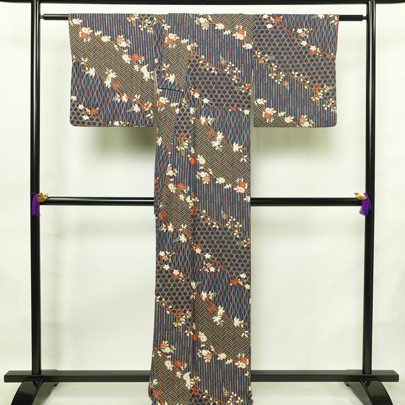 小紋 三田村環 落款入り 総柄 正絹 古典柄 袷仕立て 身丈165.5cm 裄丈70.5cm 菊 金彩 着物 青・紺_画像2