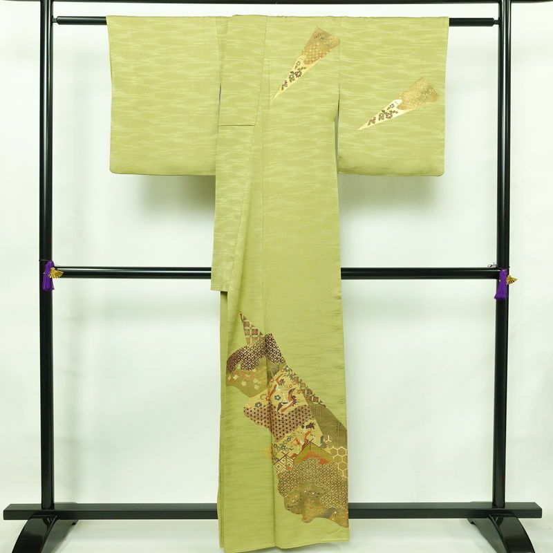 付け下げ 良品 金駒刺繍 正絹 古典柄 袷仕立て 身丈159.5cm 裄丈64.5cm 箔 フォーマル 着物 緑・うぐいす色_画像2