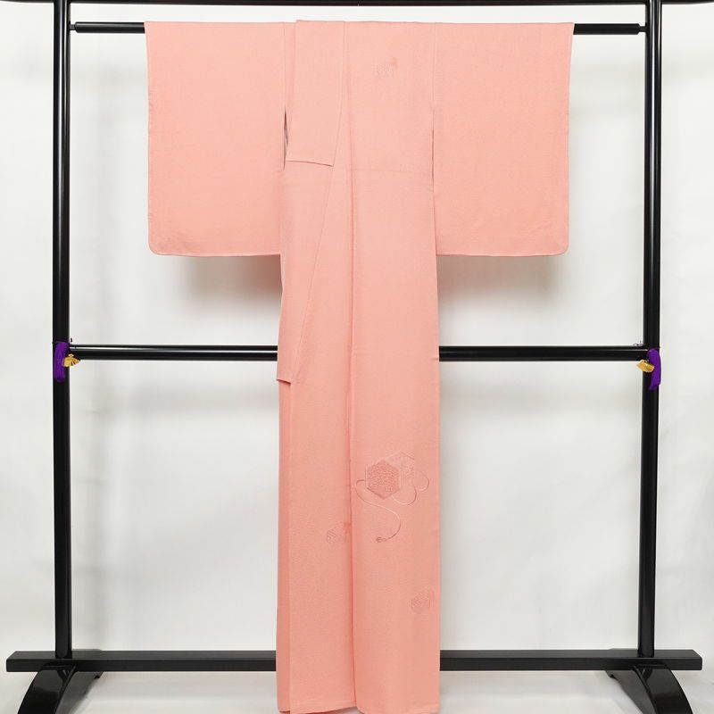 付け下げ 美品 堅牢染 ケミカル刺繍 しつけ糸付き 一つ紋付き 正絹 古典柄 袷仕立て 身丈160cm 裄丈62.5cm 刺繍 フォーマル 着物 ピンク_画像2
