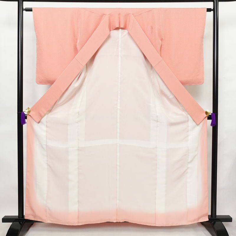 付け下げ 美品 堅牢染 ケミカル刺繍 しつけ糸付き 一つ紋付き 正絹 古典柄 袷仕立て 身丈160cm 裄丈62.5cm 刺繍 フォーマル 着物 ピンク_画像3