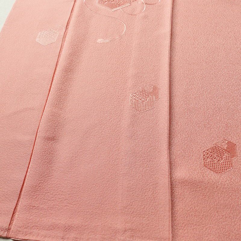 付け下げ 美品 堅牢染 ケミカル刺繍 しつけ糸付き 一つ紋付き 正絹 古典柄 袷仕立て 身丈160cm 裄丈62.5cm 刺繍 フォーマル 着物 ピンク_画像4