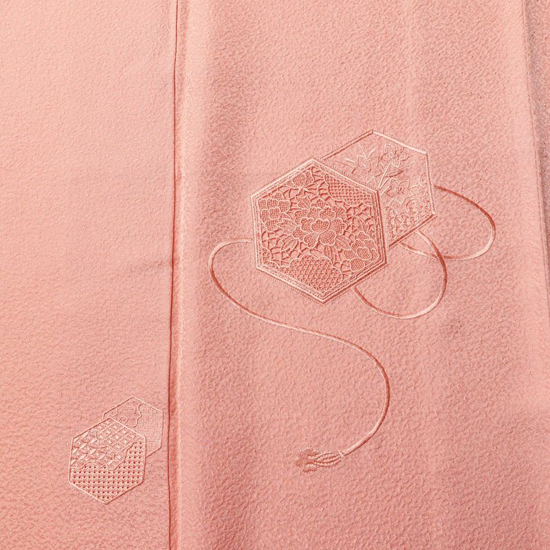 付け下げ 美品 堅牢染 ケミカル刺繍 しつけ糸付き 一つ紋付き 正絹 古典柄 袷仕立て 身丈160cm 裄丈62.5cm 刺繍 フォーマル 着物 ピンク_画像6