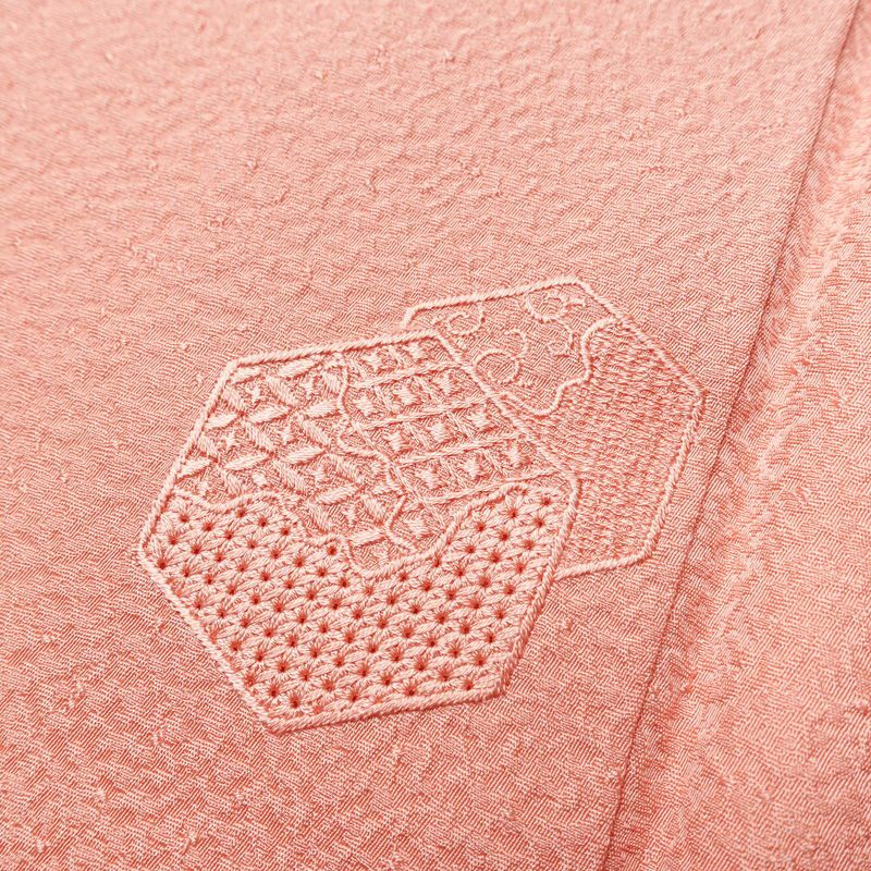付け下げ 美品 堅牢染 ケミカル刺繍 しつけ糸付き 一つ紋付き 正絹 古典柄 袷仕立て 身丈160cm 裄丈62.5cm 刺繍 フォーマル 着物 ピンク_画像9