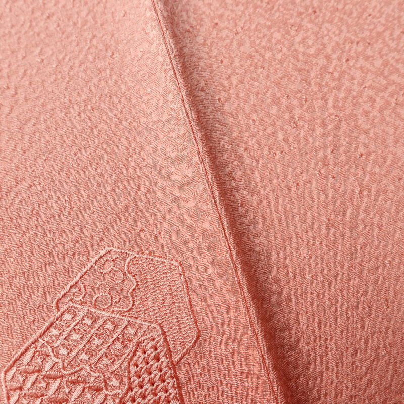 付け下げ 美品 堅牢染 ケミカル刺繍 しつけ糸付き 一つ紋付き 正絹 古典柄 袷仕立て 身丈160cm 裄丈62.5cm 刺繍 フォーマル 着物 ピンク_画像10