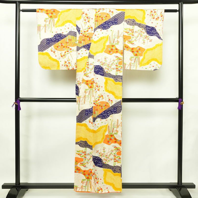 小紋 しつけ糸付き 綸子 正絹 古典柄 袷仕立て 身丈155.5cm 裄丈67.5cm 箔 金彩 着物 クリーム_画像2