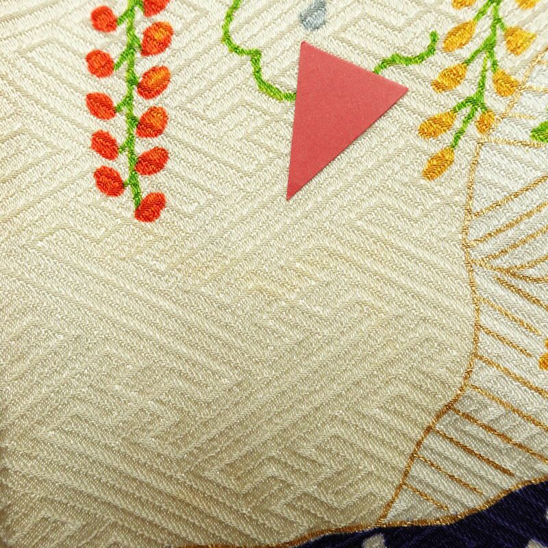 小紋 しつけ糸付き 綸子 正絹 古典柄 袷仕立て 身丈155.5cm 裄丈67.5cm 箔 金彩 着物 クリーム_画像19