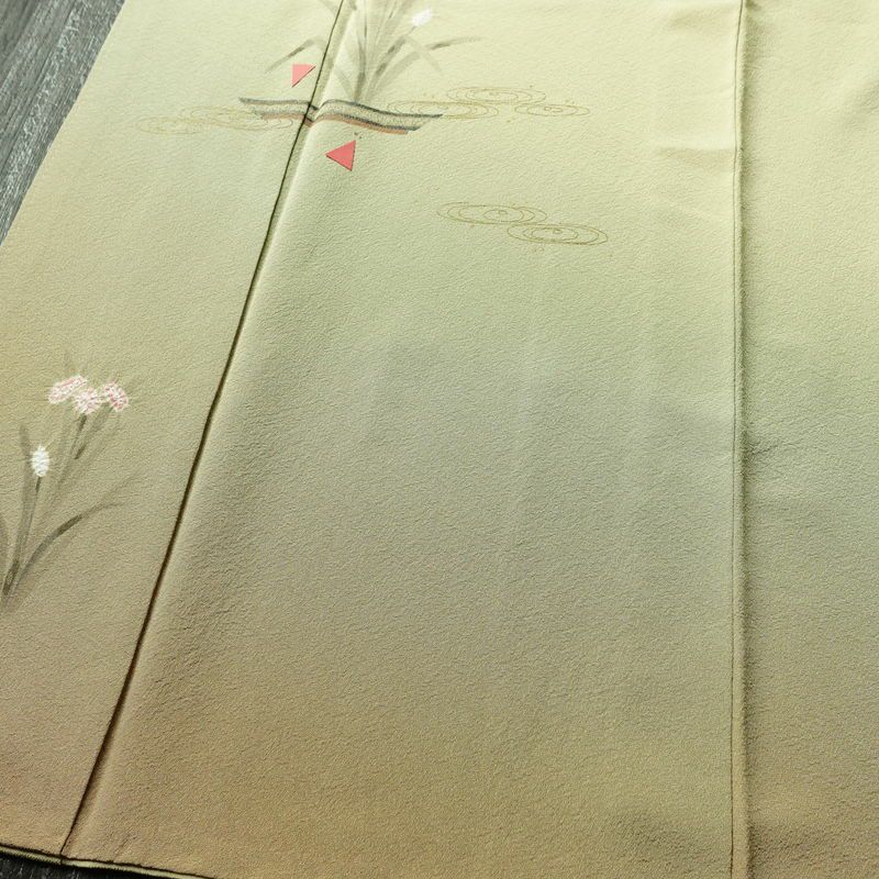 付け下げ 落款入り 縮緬 絞り 一つ紋付き 正絹 木の葉・植物柄 袷仕立て 身丈161.5cm 裄丈64.5cm 金彩 フォーマル 着物 黄・黄土色_画像4