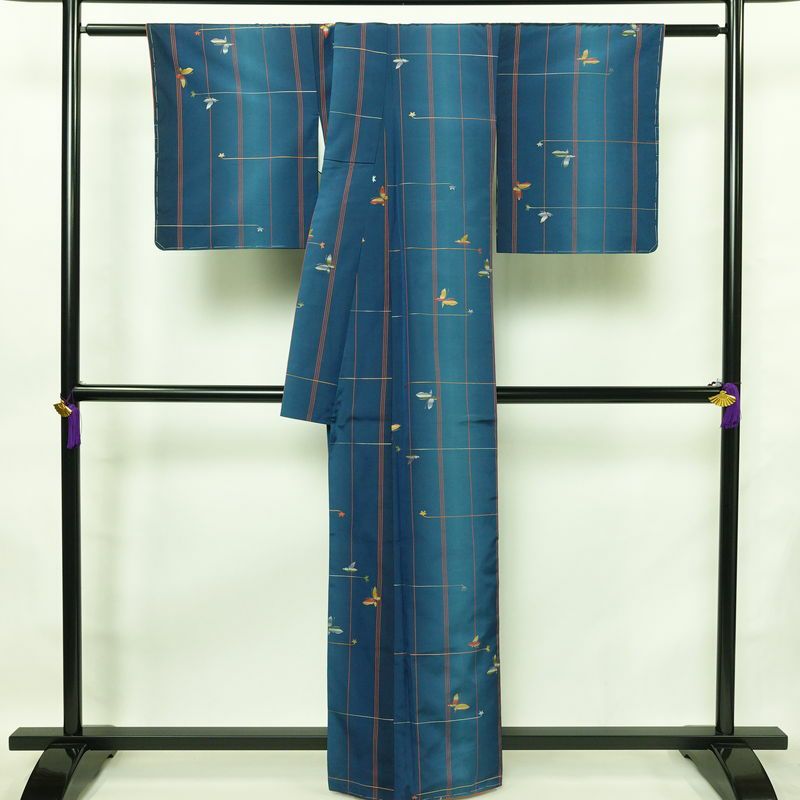 紬 美品 しつけ糸付き セット品 正絹 蝶・昆虫柄 袷仕立て 身丈161cm 裄丈67cm 着物 青・紺_画像2