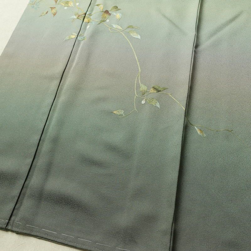 付け下げ 美品 しつけ糸付き 正絹 木の葉・植物柄 袷仕立て 身丈158cm 裄丈65cm 刺繍 共八掛 フォーマル 着物 緑・うぐいす色_画像4