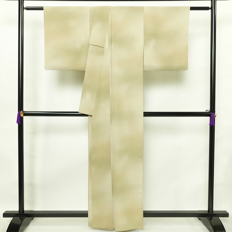 単衣 色無地 良品 縮緬 一つ紋付き 正絹 その他の柄 単衣仕立て 身丈160cm 裄丈66.5cm フォーマル 着物 ぼかし ベージュ_画像2