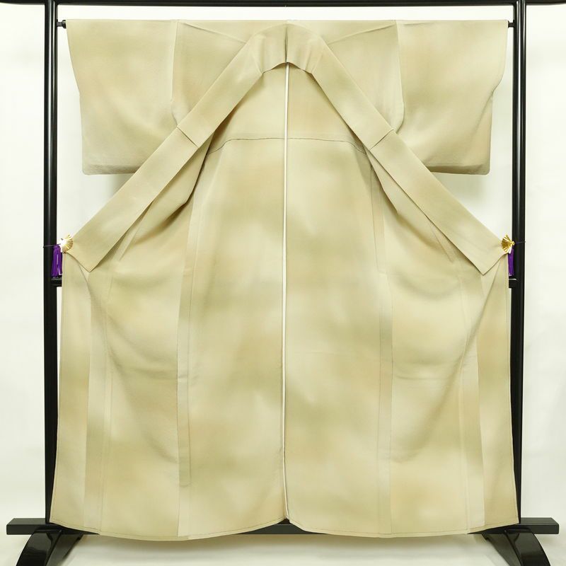 単衣 色無地 良品 縮緬 一つ紋付き 正絹 その他の柄 単衣仕立て 身丈160cm 裄丈66.5cm フォーマル 着物 ぼかし ベージュ_画像3