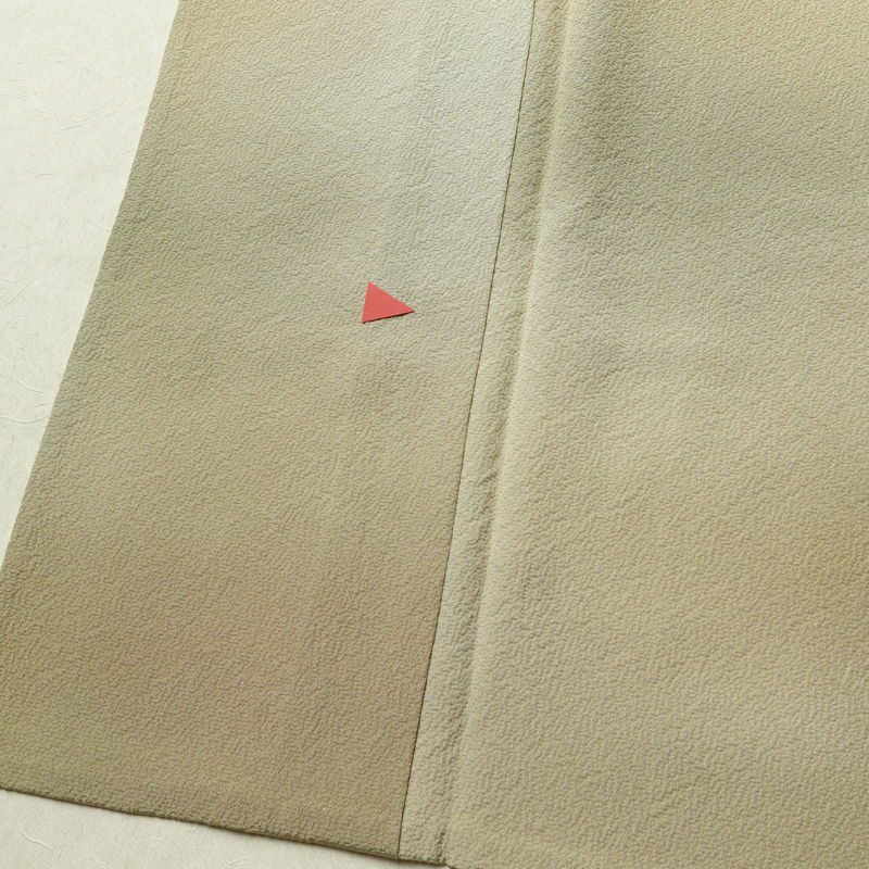 単衣 色無地 良品 縮緬 一つ紋付き 正絹 その他の柄 単衣仕立て 身丈160cm 裄丈66.5cm フォーマル 着物 ぼかし ベージュ_画像10