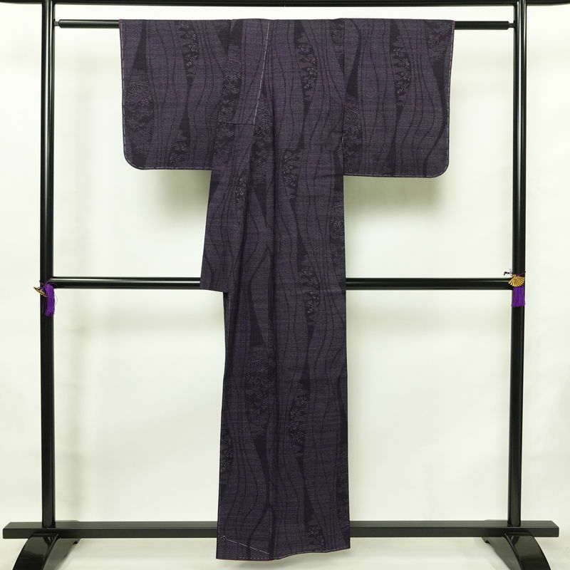 紬 美品 しつけ糸付き 正絹 縞柄・線柄 袷仕立て 身丈158cm 裄丈64cm 着物 紫・藤色_画像2