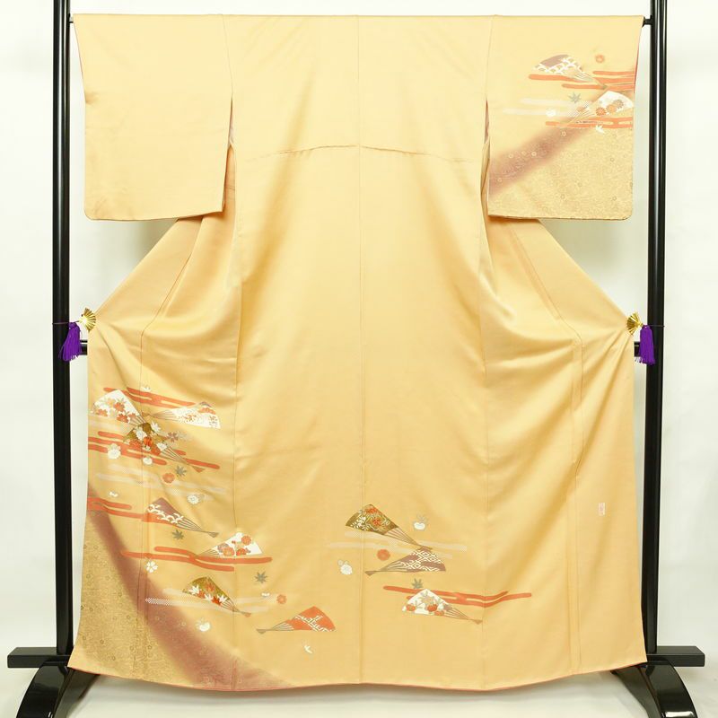 付け下げ 良品 落款入り 金駒刺繍 正絹 古典柄 袷仕立て 身丈163cm 裄丈66.5cm 箔 刺繍 金彩 フォーマル 着物 扇子 黄・黄土色_画像1