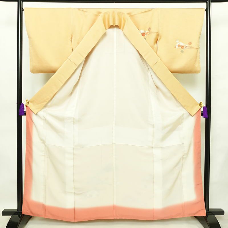 付け下げ 良品 落款入り 金駒刺繍 正絹 古典柄 袷仕立て 身丈163cm 裄丈66.5cm 箔 刺繍 金彩 フォーマル 着物 扇子 黄・黄土色_画像3