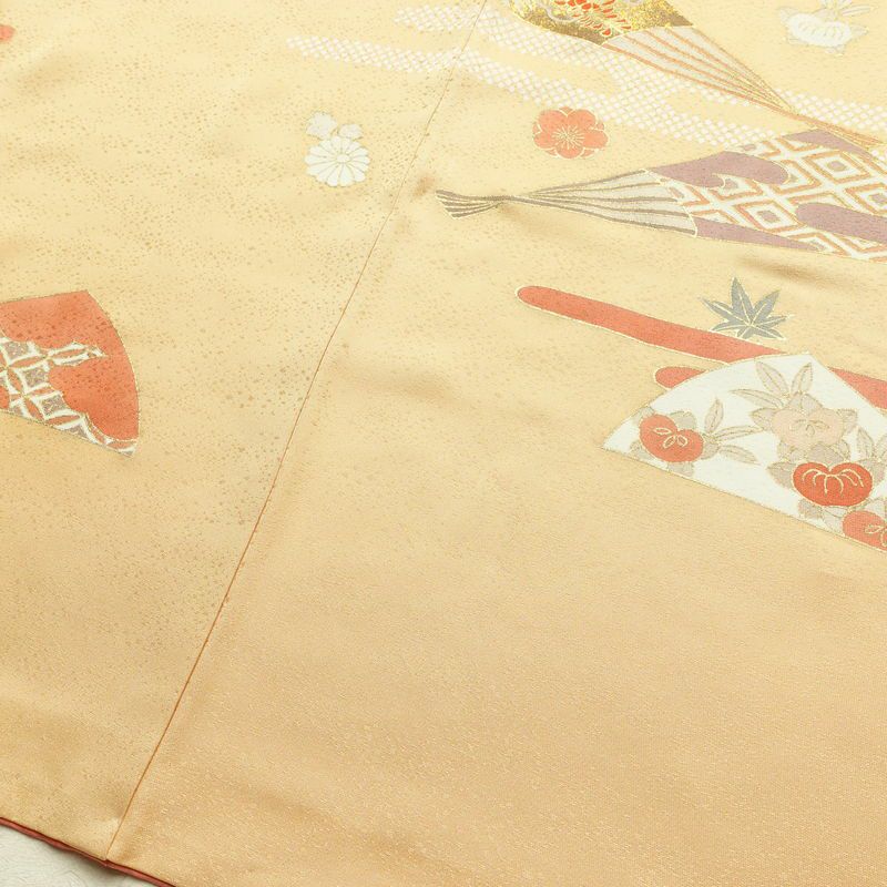 付け下げ 良品 落款入り 金駒刺繍 正絹 古典柄 袷仕立て 身丈163cm 裄丈66.5cm 箔 刺繍 金彩 フォーマル 着物 扇子 黄・黄土色_画像13