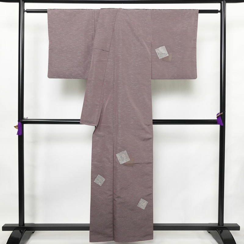 付け下げ 良品 紬地 正絹 古典柄 袷仕立て 身丈157cm 裄丈65cm 箔 フォーマル 着物 紫・藤色_画像2