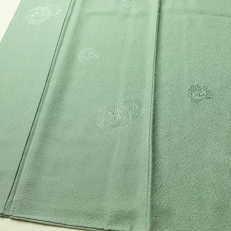 付け下げ 美品 スワトウ刺繍 正絹 幾何学柄・抽象柄 袷仕立て 身丈158.5cm 裄丈65cm 刺繍 一部しつけ糸付き フォーマル 着物 緑・うぐいす色_画像4
