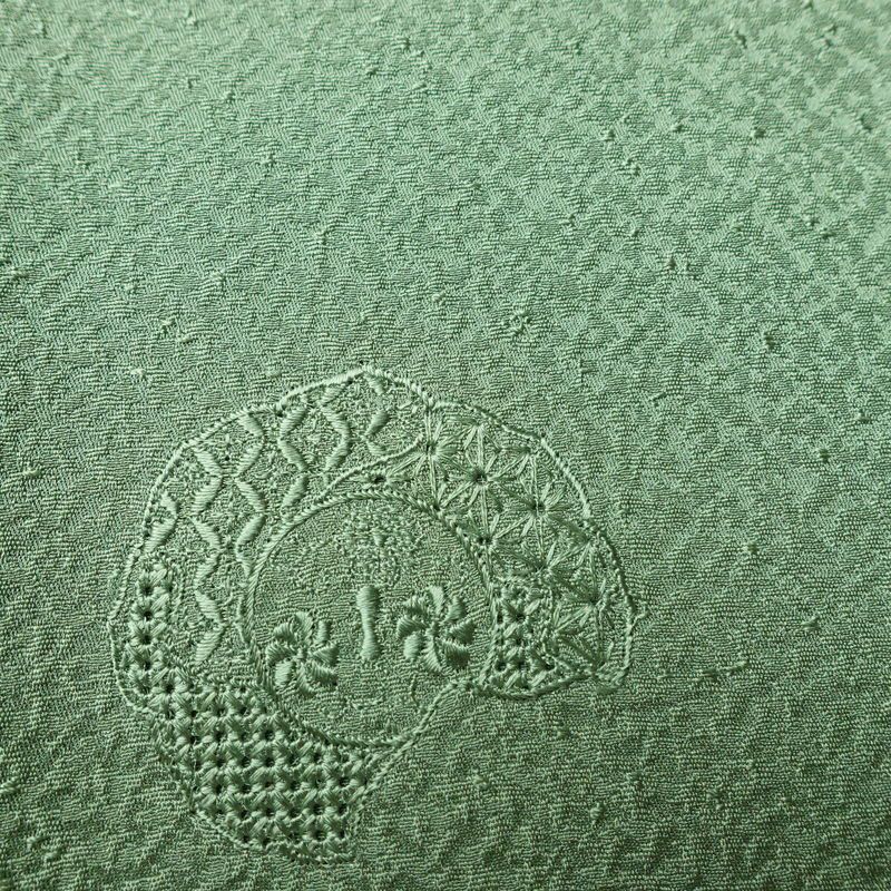 付け下げ 美品 スワトウ刺繍 正絹 幾何学柄・抽象柄 袷仕立て 身丈158.5cm 裄丈65cm 刺繍 一部しつけ糸付き フォーマル 着物 緑・うぐいす色_画像10