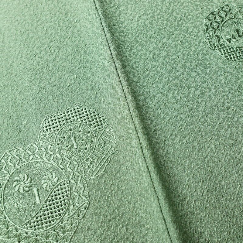 付け下げ 美品 スワトウ刺繍 正絹 幾何学柄・抽象柄 袷仕立て 身丈158.5cm 裄丈65cm 刺繍 一部しつけ糸付き フォーマル 着物 緑・うぐいす色_画像11