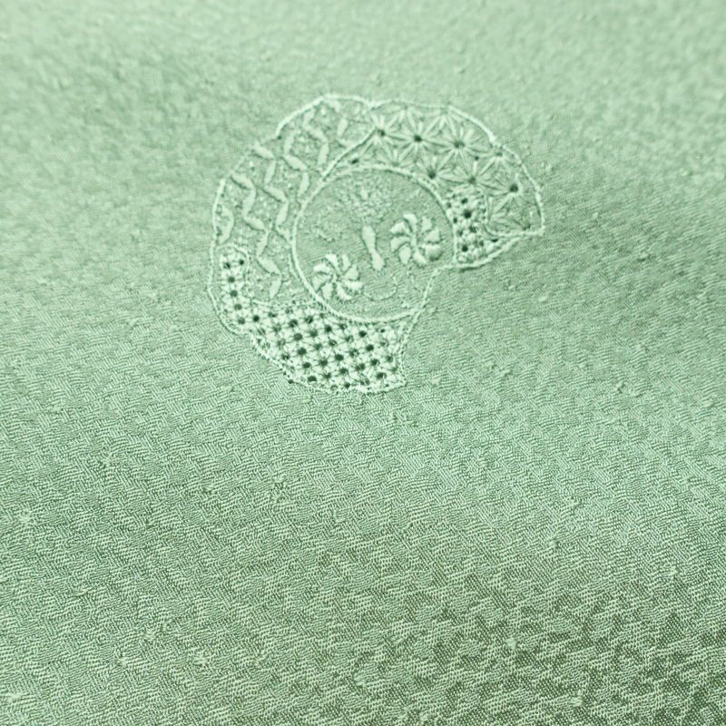 付け下げ 美品 スワトウ刺繍 正絹 幾何学柄・抽象柄 袷仕立て 身丈158.5cm 裄丈65cm 刺繍 一部しつけ糸付き フォーマル 着物 緑・うぐいす色_画像18