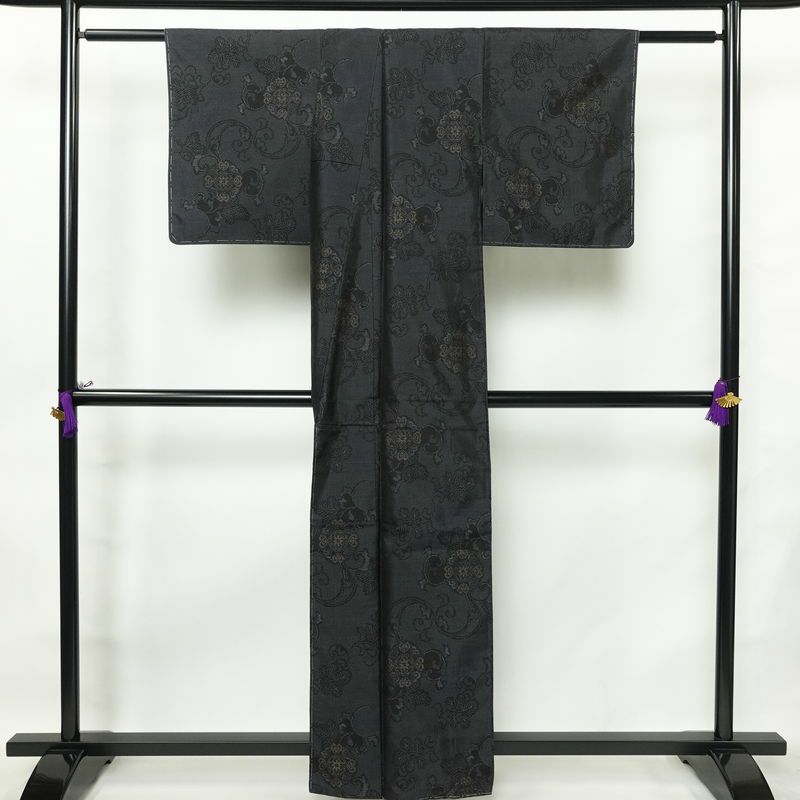 大島紬 良品 証紙なし しつけ糸付き 正絹 木の葉・植物柄 袷仕立て 身丈159cm 裄丈63.5cm 着物 青・紺_画像2