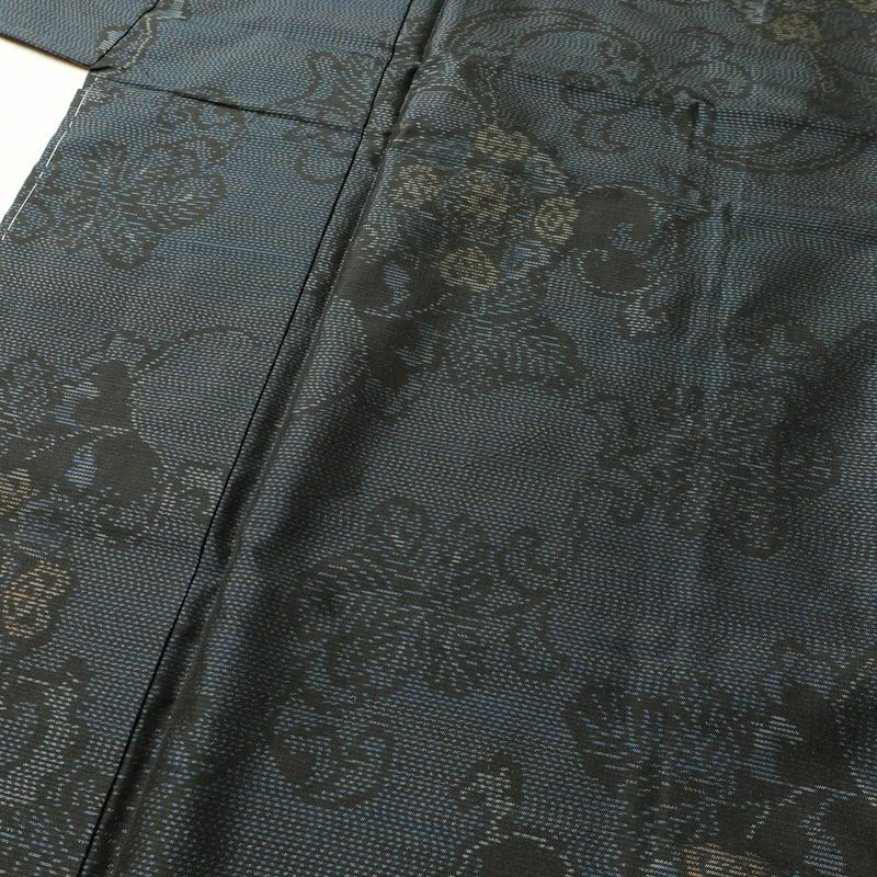 大島紬 良品 証紙なし しつけ糸付き 正絹 木の葉・植物柄 袷仕立て 身丈159cm 裄丈63.5cm 着物 青・紺_画像5