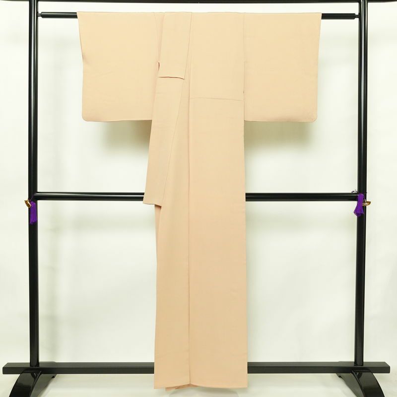 色無地 良品 茶渋染 落款入り 縮緬 一つ紋付き 正絹 無地 袷仕立て 身丈157cm 裄丈64cm フォーマル 着物 ベージュ_画像2