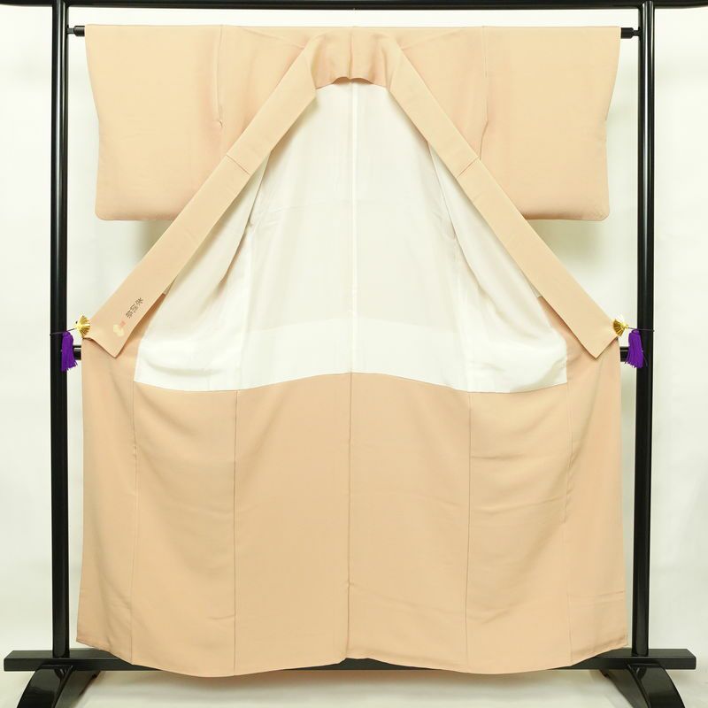 色無地 良品 茶渋染 落款入り 縮緬 一つ紋付き 正絹 無地 袷仕立て 身丈157cm 裄丈64cm フォーマル 着物 ベージュ_画像3